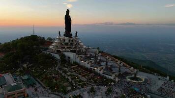 visie van ba hol berg toerist Oppervlakte, tay ninh provincie, Vietnam. een uniek boeddhistisch architectuur met de hoogste verhoging in de Oppervlakte visie van hieronder is heel mooi. video