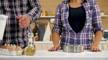 proche en haut de cuisson processus dans le cuisine par Jeune couple. lent mouvement 4k métrage video