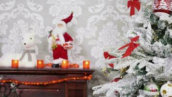 dolly rek focus van Kerstmis boom naar versierd haard. gelukkig vakantie video