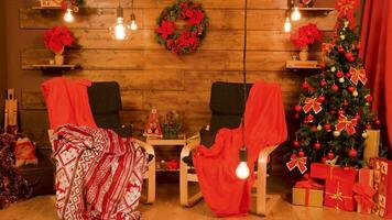 rot Weihnachten dekoriert Zimmer voll von die Geschenke. schön Dekoration video