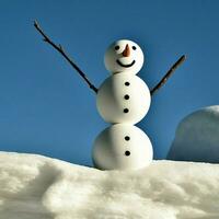 ai generado linda sonriente monigote de nieve en un pila de nieve foto