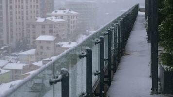 planta izquierda en balcón y cubierto por un nieve video