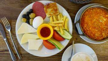 oben Aussicht von Türkisch Verbreitung Frühstück. video