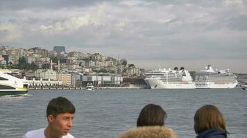 Peru Istambul 19 Junho 2023. costa venezia cruzeiro navio dentro Galataporto, Istambul video