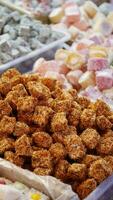 Turks traditioneel zoet Turks genot verkocht in de markt video