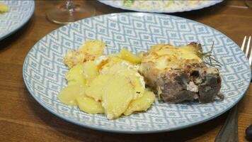 fritte patate e carne nel piatto su cenare tavolo. video