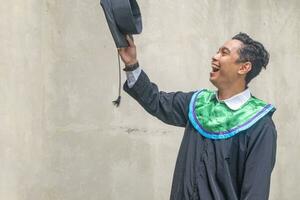 joven indonesio chicos celebracion y salud cuando graduación momento. foto