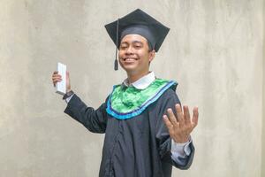 joven indonesio chicos celebracion y salud cuando graduación momento. foto