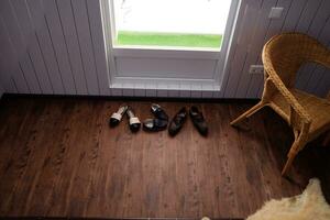 Zapatos cerca el puerta en pasillo. pasillo en el casa. foto