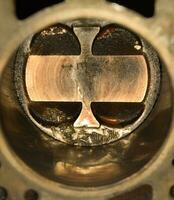 desmontado motor pistón sistema. huellas desde el tornillo cuales tiene a el pistón cilindro. huella dactilar tornillo hilo. foto