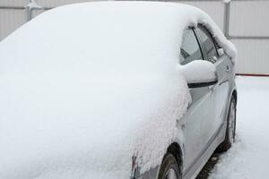 otoño dormido mojado nieve coche. nevada de mojado nieve. nieve acostado en el coche foto