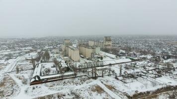 grano terminal en el invierno estación. cubierto de nieve grano ascensor en rural áreas un edificio para el secado y almacenamiento grano. foto