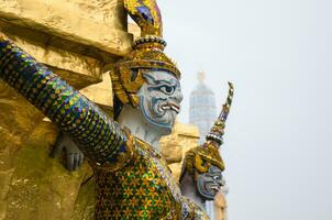 gigante estatua Arte de wat phra kaew monasterio viaje punto de referencia a Bangkok de Tailandia foto