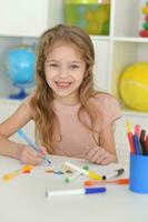 linda niña en el guardería sorteos a el mesa foto