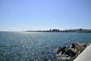 centro de deportes acuáticos y muelle de novorossiysk. urbano paisaje de el Puerto ciudad foto