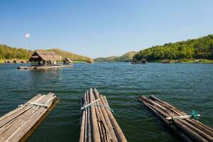 balsa de de madera en represa foto