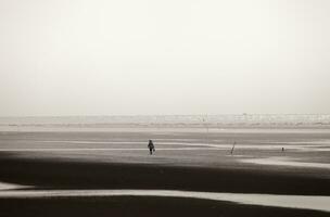 hombre caminar a el playa foto