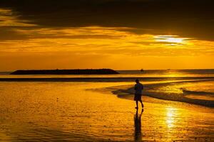 amanecer es reflexión en playa foto