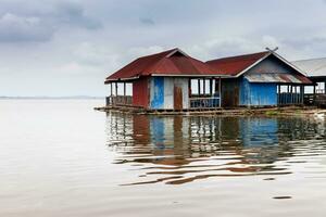 flotante de madera casa pueblo en represa foto