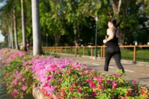 personas trotar en en parque foto