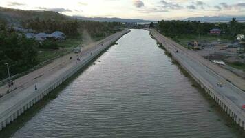 Antenne Aussicht von Fluss Konstruktion Projekt im gorontalo video