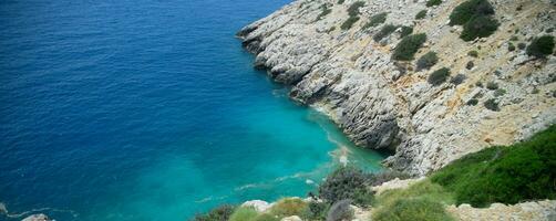 costa de el Mediterráneo mar. el apuntalar es compuesto de caliza y mármol. foto