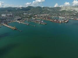 industrial puerto marítimo, parte superior vista. Puerto grúas y carga buques y barcazas. foto