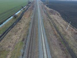 trama ferrocarril. parte superior ver en el rieles Alto voltaje poder líneas para eléctrico trenes foto