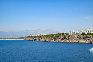 el línea costera de antalya, el paisaje de ciudad de antalya es un ver de el costa y el mar. foto