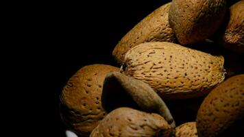 cuenco con Almendras nueces en rotación en negro antecedentes video