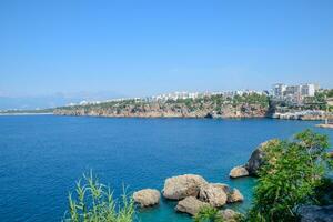 el línea costera de antalya, el paisaje de ciudad de antalya es un ver de el costa y el mar. foto