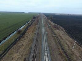 trama ferrocarril. parte superior ver en el rieles Alto voltaje poder líneas para eléctrico trenes foto