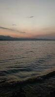 vertical imágenes de nubes en el noche con puesta de sol. hora lapso de hermosa dorado puesta de sol en el lago video