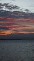 Vertikale Video von ein schön Aussicht von das Sonnenuntergang auf ein Sommer- Tag. See Sonnenuntergang