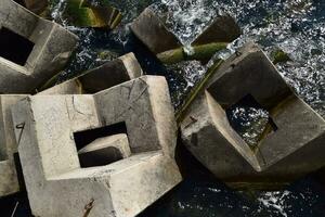 rompeolas de el rectangular Roca cifras. foto