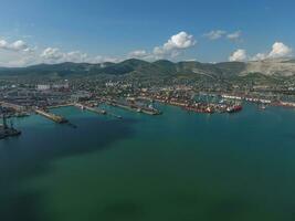 industrial puerto marítimo, parte superior vista. Puerto grúas y carga buques y barcazas. foto