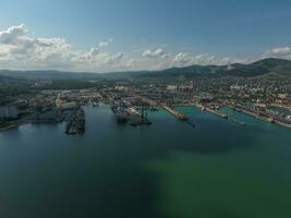 industrial puerto marítimo, parte superior vista. Puerto grúas y carga buques y barcazas. foto