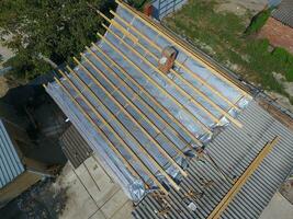 reparar de el techo de el casa. humedad aislamiento debajo metal. foto