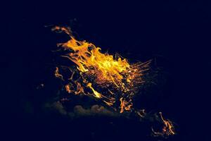 ardiente de arroz Paja a noche. foto