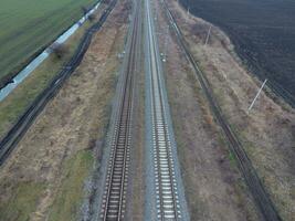 trama ferrocarril. parte superior ver en el rieles Alto voltaje poder líneas para eléctrico trenes foto