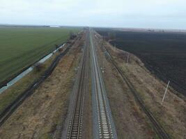 trama ferrocarril. parte superior ver en el rieles Alto voltaje poder líneas para eléctrico trenes foto