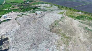 basura tugurio con muchísimo de basura y tratamiento instalaciones. vertedero de basura fuera de el pueblo foto