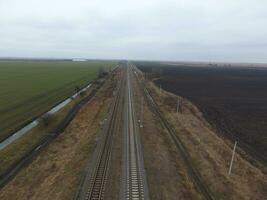 trama ferrocarril. parte superior ver en el rieles Alto voltaje poder líneas para eléctrico trenes foto