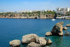 el línea costera de antalya, el paisaje de ciudad de antalya es un ver de el costa y el mar. foto