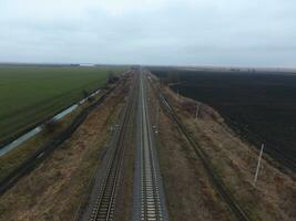 trama ferrocarril. parte superior ver en el rieles Alto voltaje poder líneas para eléctrico trenes foto