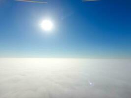 en el cielo encima el niebla. amanecer terminado el niebla. nubes cerca el suelo foto