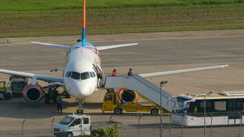 sukhoi superjet 100 av röd vingar video