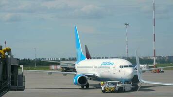 Tractor pulls Boeing 737 of Pobeda video