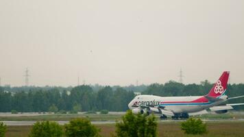 jumbo chorro de cargolux rodaje después aterrizaje video