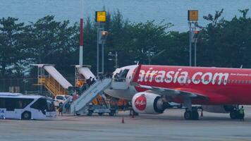 passeggeri che salgono sull'aereo video